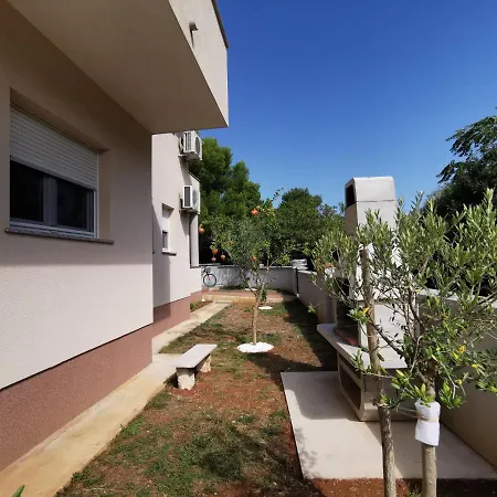 Dundo In Quiet Area Apartment *