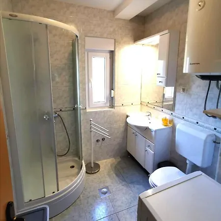 Dundo In Quiet Area Apartment